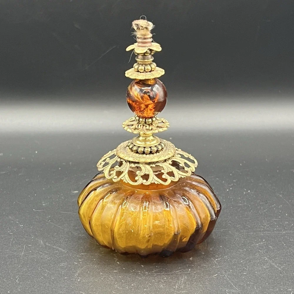 VTG Ornate Brass Oil Lamp AMBER Glass Decorative Scalloped Edge‎ Jeweled 4.5